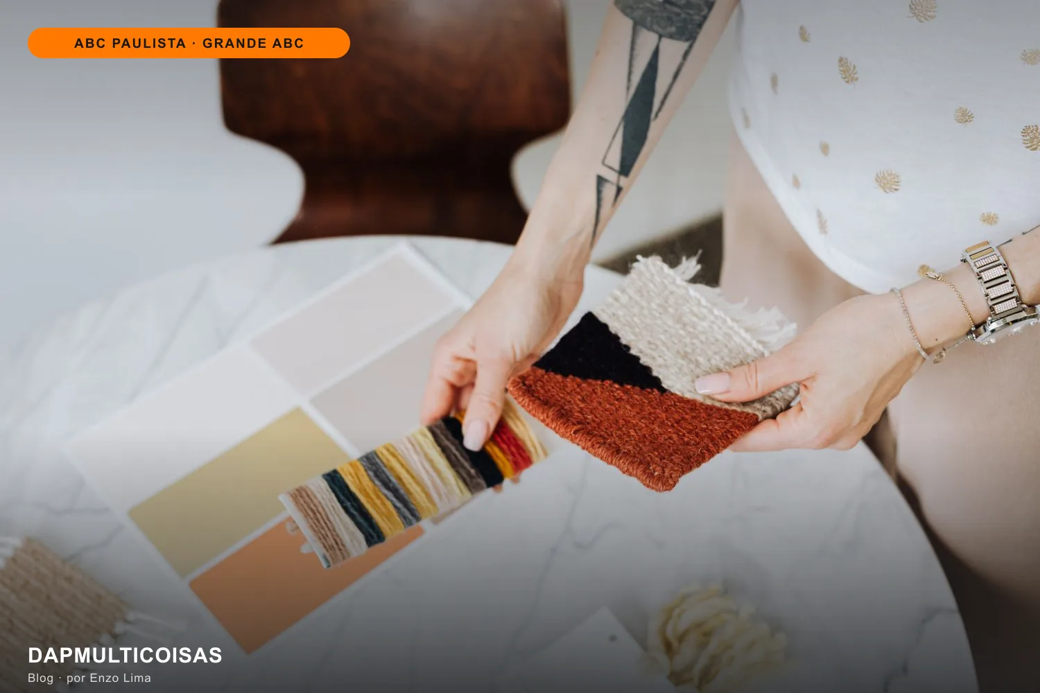 Mulher escolhendo amostras de materiais e tecidos sobre uma mesa