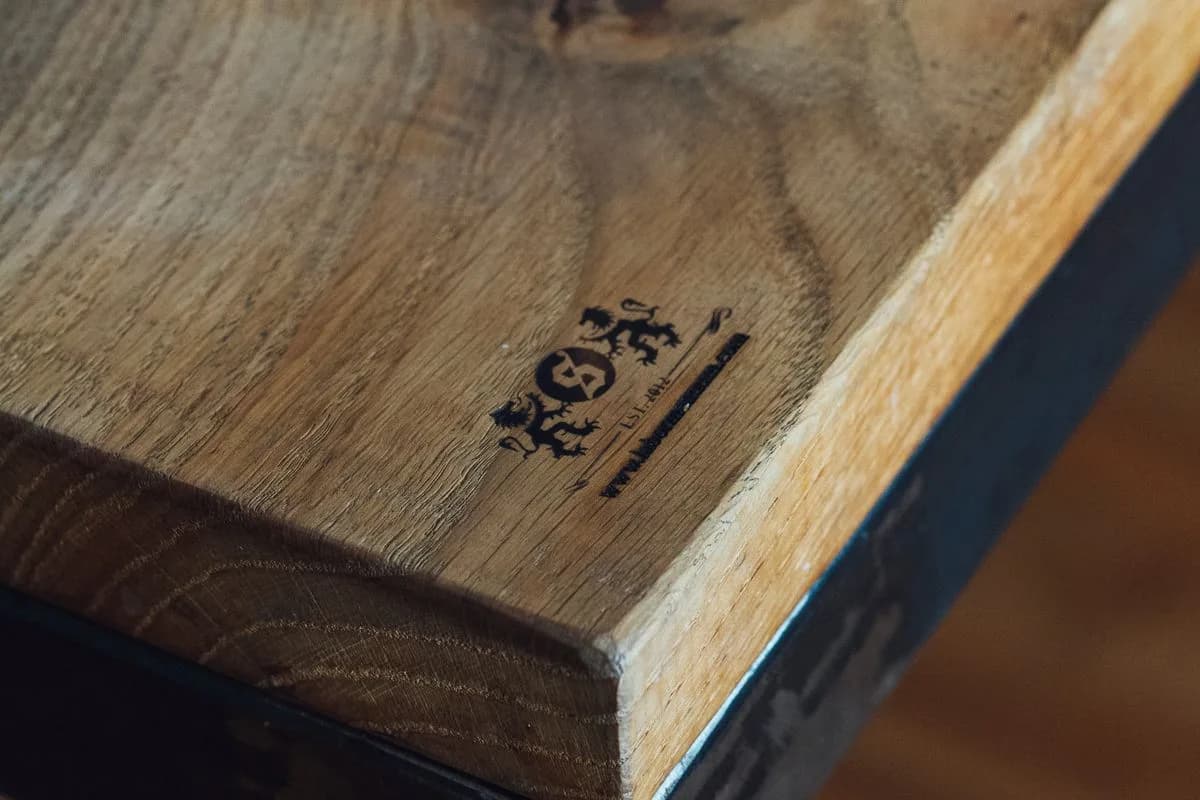 Detalhe da borda de uma peça de madeira com acabamento